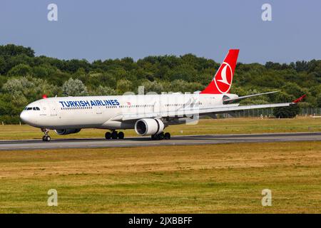 Hambourg, Allemagne - 14 août 2022 : avion Airbus A330-300 de Turkish Airlines à l'aéroport de Hambourg (HAM) en Allemagne. Banque D'Images