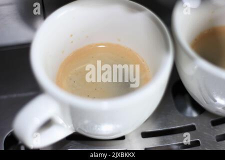 Deux tasses de espresso sur fond métallique. Préparation du café. Banque D'Images