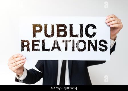 Signe d'écriture manuelle Relationspractice public gérant la diffusion d'informations entre les individus. Pratique de concept d'Internet gérant la diffusion de l'information Banque D'Images