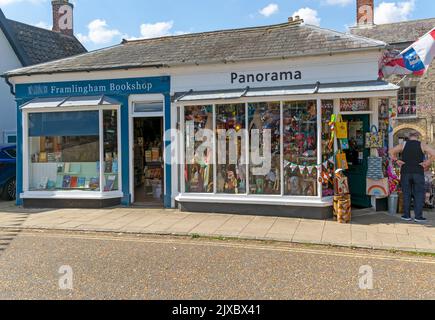 Librairie et boutique de cadeaux Panorama Novelty goods utilisée dans le programme des détectoristes de la BBC, Framlingham, Suffolk, Angleterre, Royaume-Uni Banque D'Images