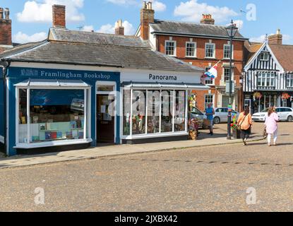 Librairie et boutique de cadeaux Panorama Novelty goods utilisée dans le programme des détectoristes de la BBC, Framlingham, Suffolk, Angleterre, Royaume-Uni Banque D'Images