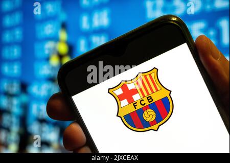 Sur cette photo, le logo du Futbol Club Barcelona est affiché sur l'écran d'un smartphone. Banque D'Images