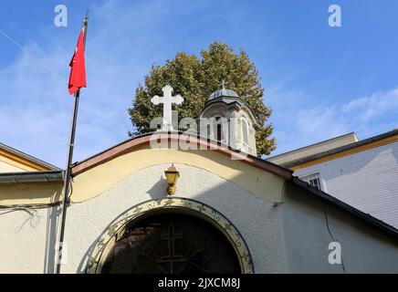 Eglise orthodoxe grecque Aïa Efimia avec drapeau turc à Kadikoy, Istanbul, Turquie Banque D'Images