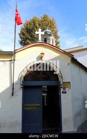 KADIKOY,ISTANBUL,TURQUIE-NOVEMBRE 02:Eglise grecque orthodoxe Ayia Efimia avec drapeau turc .02 novembre,2021 à Kadikoy, Istanbul, Turquie Banque D'Images