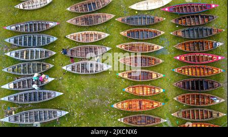 Manikganj, Bangladesh. 07th septembre 2022. Alors que la mousson domine le district de Manikganj, Dhaka, Bangladesh, des acheteurs de l'extérieur du district, y compris Savar et Aminbazar de Dhaka, throng Manikganj pour acheter des bateaux. Sur ce marché traditionnel, des centaines de bateaux en bois fabriqués à la main en vente sont disposés sur l'herbe sur un marché. Chaque navire coûte entre BDT 1 500 et BDT 5 000 selon leur taille et la qualité des matériaux utilisés pour les construire. Crédit: Mustasinur Rahman Alvi/Alamy Live News Banque D'Images