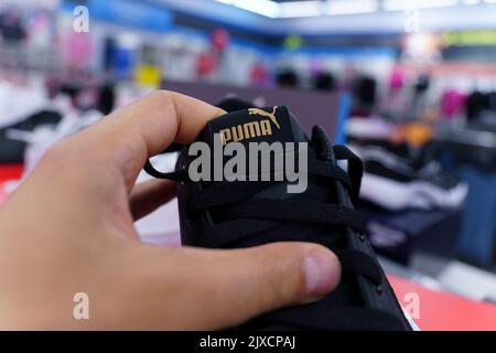 Tyumen, Russia-12 août 2022 : baskets Puma sur l'étagère de la boutique. Chaussures à la mode. Mise au point sélective Banque D'Images