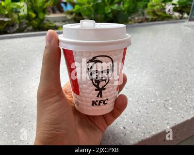 Tyumen, Russia-13 août 2022: Poulet frit KFC logo café mug restaurant. KFC est une restauration rapide américaine Banque D'Images