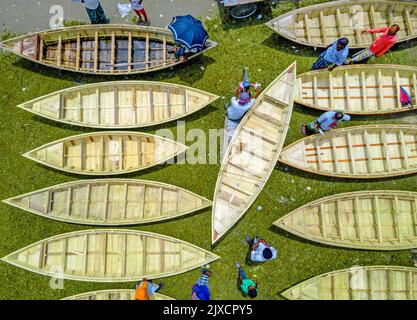 Manikganj, Bangladesh. 07th septembre 2022. Alors que la mousson domine le district de Manikganj, Dhaka, Bangladesh, des acheteurs de l'extérieur du district, y compris Savar et Aminbazar de Dhaka, throng Manikganj pour acheter des bateaux. Sur ce marché traditionnel, des centaines de bateaux en bois fabriqués à la main en vente sont disposés sur l'herbe sur un marché. Chaque navire coûte entre BDT 1 500 et BDT 5 000 selon leur taille et la qualité des matériaux utilisés pour les construire. Crédit: Mustasinur Rahman Alvi/Alamy Live News Banque D'Images