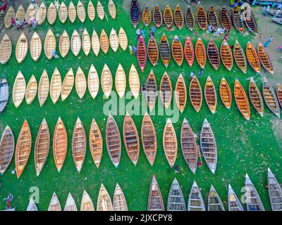 Manikganj, Bangladesh. 07th septembre 2022. Alors que la mousson domine le district de Manikganj, Dhaka, Bangladesh, des acheteurs de l'extérieur du district, y compris Savar et Aminbazar de Dhaka, throng Manikganj pour acheter des bateaux. Sur ce marché traditionnel, des centaines de bateaux en bois fabriqués à la main en vente sont disposés sur l'herbe sur un marché. Chaque navire coûte entre BDT 1 500 et BDT 5 000 selon leur taille et la qualité des matériaux utilisés pour les construire. Crédit: Mustasinur Rahman Alvi/Alamy Live News Banque D'Images