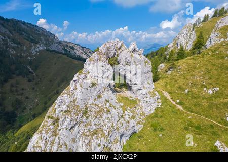 Vue aérienne de la formation naturelle de roche d'arche appelée Porta di Prada dans la montagne Grigna. Grigna Settentrionale, Mandello del Lario, Lombardie, Ital Banque D'Images