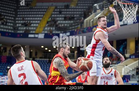 Tbilissi, Géorgie, 6th septembre 2022. Dino Radoncic du Monténégro en action sous le panier pendant le groupe FIBA Eurobasket 2022 Un match entre le Monténégro et l'Espagne à l'arène de Tbilissi à Tbilissi, en Géorgie. 6 septembre 2022. Crédit : Nikola Krstic/Alay Banque D'Images