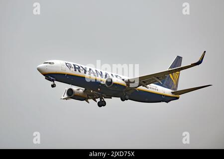 Un Boeing 737-8AS (EI-ENX) de Ryanair débarque à l'aéroport de Stansted, dans l'Essex. Date de la photo: Vendredi 2 septembre 2022. Banque D'Images