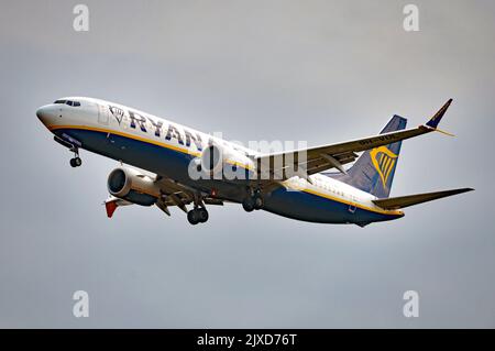 Un avion de ligne Ryanair Boeing 737 MAX 8-200 (9H-VUL) débarque à l'aéroport de Stansted, dans l'Essex. Date de la photo: Vendredi 2 septembre 2022. Banque D'Images
