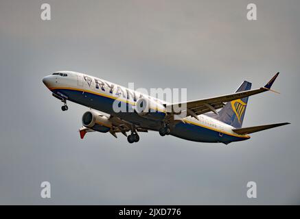 Un avion de ligne Ryanair Boeing 737 MAX 8-200 (9H-VUL) débarque à l'aéroport de Stansted, dans l'Essex. Date de la photo: Vendredi 2 septembre 2022. Banque D'Images