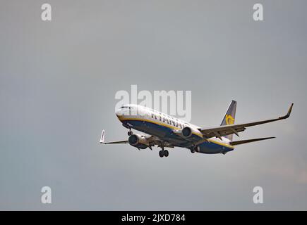 Un Boeing 737-8AS (G-RUKG) de Ryanair débarque à l'aéroport de Stansted, dans l'Essex. Date de la photo: Vendredi 2 septembre 2022. Banque D'Images