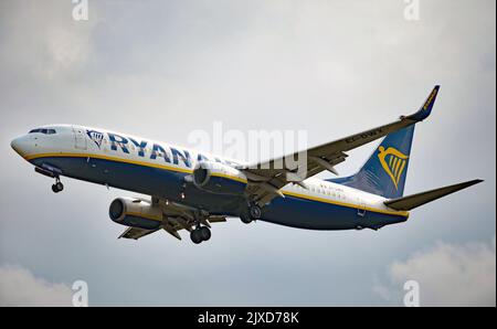 Un Boeing 737-8AS (EI-DWX) de Ryanair débarque à l'aéroport de Stansted, dans l'Essex. Date de la photo: Vendredi 2 septembre 2022. Banque D'Images
