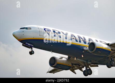 Un Boeing 737-8AS (EI-DWX) de Ryanair débarque à l'aéroport de Stansted, dans l'Essex. Date de la photo: Vendredi 2 septembre 2022. Banque D'Images