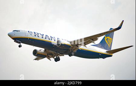 Un Boeing 737-8AS (EI-ENI) de Ryanair débarque à l'aéroport de Stansted, dans l'Essex. Date de la photo: Vendredi 2 septembre 2022. Banque D'Images