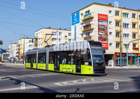 Gorzów Wielkopolski, Pologne - 21 juillet 2022: Tramway léger de type Pesa Twist près de l'arrêt Katedra transport en commun à Gorzów Wielk Banque D'Images