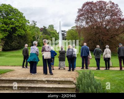 Les visiteurs de Stanway House ont vue sur la fontaine, la plus haute densité du monde, Stanway, Gloucestershire, Royaume-Uni Banque D'Images