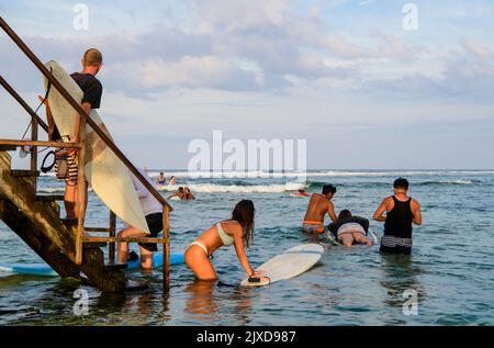 Surf sur Cloud 9, site de surf populaire, île de Siargao. Philippines Banque D'Images