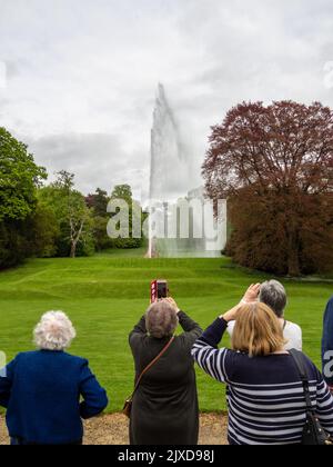 Les visiteurs de Stanway House ont vue sur la fontaine, la plus haute densité du monde, Stanway, Gloucestershire, Royaume-Uni Banque D'Images