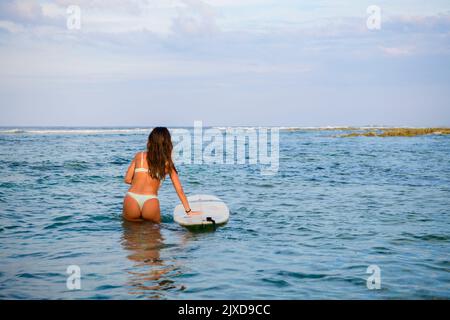 Surf sur Cloud 9, site de surf populaire, île de Siargao. Philippines Banque D'Images