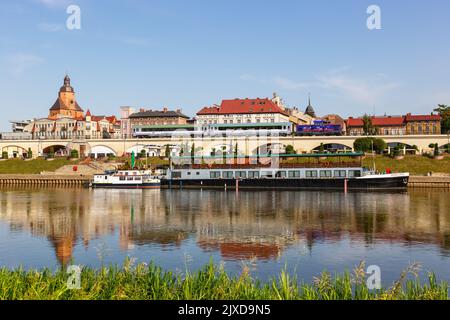 Gorzów Wielkopolski, Pologne - 21 juillet 2022 : ville de Gorzów Wielkopolski au bord de la Warta avec un train en Pologne. Banque D'Images