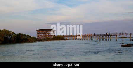 Surf sur Cloud 9, site de surf populaire, île de Siargao. Philippines Banque D'Images