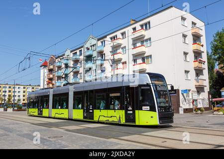 Gorzów Wielkopolski, Pologne - 21 juillet 2022: Tramway léger de type Pesa Twist près de l'arrêt Katedra transport en commun à Gorzów Wielk Banque D'Images