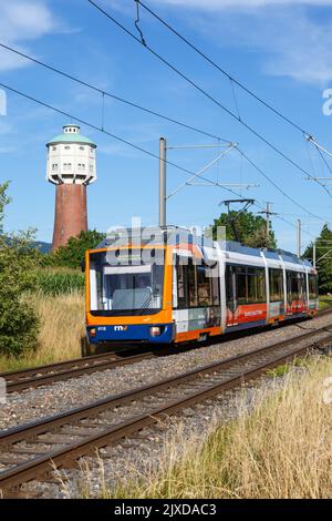 Edingen, Allemagne - 12 juillet 2022: Tram léger type train transport en commun de type Variobahn entre Mannheim et Heidelberg près d'Edingen, Banque D'Images