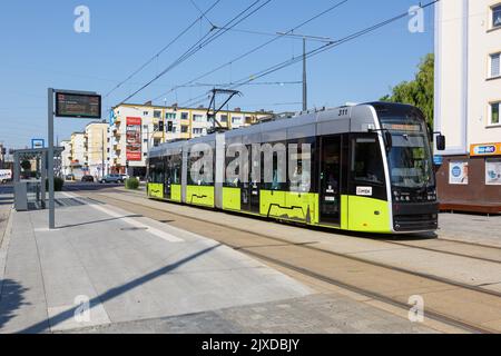 Gorzów Wielkopolski, Pologne - 21 juillet 2022: Tram rail léger de type Pesa Twist à l'arrêt Katedra transport en commun à Gorzów Wielkop Banque D'Images