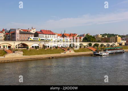 Gorzów Wielkopolski, Pologne - 21 juillet 2022: Ville de Gorzów Wielkopolski au bord de la Warta avec un train régional de type Newag Impuls 2 en Pologne. Banque D'Images