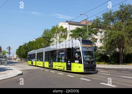 Gorzów Wielkopolski, Pologne - 21 juillet 2022: Tramway léger de type Pesa Twist près de l'arrêt Katedra transport en commun à Gorzów Wielk Banque D'Images