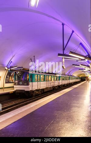 Paris, France - 4 juin 2022: Métro Paris station Gambetta transports en commun à Paris, France. Banque D'Images