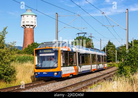 Edingen, Allemagne - 12 juillet 2022: Tram léger type train transport en commun de type Variobahn entre Mannheim et Heidelberg près d'Edingen, Banque D'Images