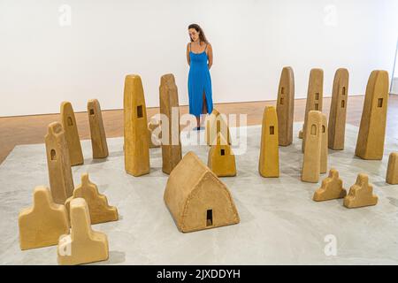 Londres, Royaume-Uni. 7 septembre 2022. Sculptures en cire d'abeille en forme de maisons, tours et ziggurats rappelant les pyramides religieuses mesopotamiennes et les sanctuaires reliquaires chrétiens. Wolfgang Laib City of Silence est la première exposition solo de l'artiste allemand à la galerie Thaddaeus Ropac de Londres. Credit amer ghazzal/Alamy Live News Banque D'Images