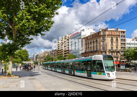 Paris, France - 6 juin 2022 : moderne Alstom Citadis 402 tramway léger sur la ligne T3A à l'arrêt porte de Versailles transport en commun transportatio Banque D'Images