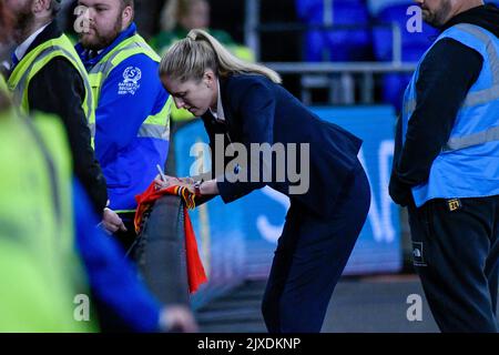 Cardiff, pays de Galles. 6 septembre 2022. L'entraîneur en chef du pays de Galles Gemma Grainger signe un maillot du pays de Galles après le match du groupe I de qualification de la coupe du monde des femmes de la FIFA entre le pays de Galles et la Slovénie au Cardiff City Stadium à Cardiff, pays de Galles, Royaume-Uni, le 6 septembre 2022. Crédit : Duncan Thomas/Majestic Media. Banque D'Images