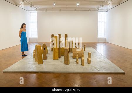 Londres, Royaume-Uni. 7 septembre 2022. Sculptures en cire d'abeille en forme de maisons, tours et ziggurats rappelant les pyramides religieuses mesopotamiennes et les sanctuaires reliquaires chrétiens. Wolfgang Laib City of Silence est la première exposition solo de l'artiste allemand à la galerie Thaddaeus Ropac de Londres. Credit amer ghazzal/Alamy Live News Banque D'Images