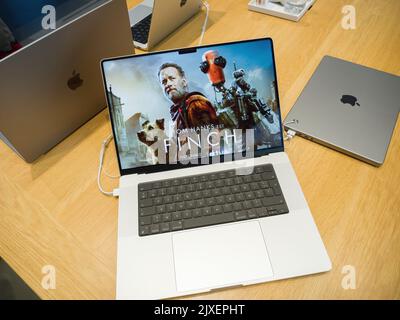 Paris, France - 11 mars 2021: Finch mobie publicité sur les derniers ordinateurs Apple MacBook Pro 16 pouces ordinateur portable puissant avec M1 silicium et nouveau moteur neural GPU Banque D'Images