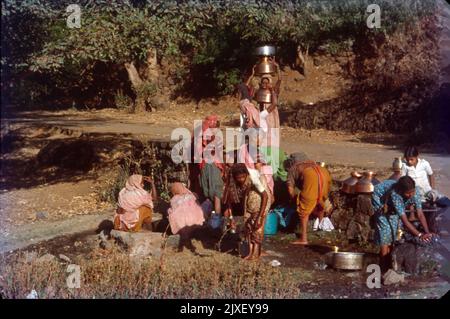 Femmes remplissant l'eau du robinet commun à Bhandardhara, Maharashtra Banque D'Images