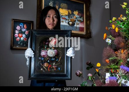 Londres, Royaume-Uni. 7 septembre 2022. Un technicien présente "la vie de fleurs dans un vase en verre avec des insectes et des fruits dans une niche de pierre", par Jan Davidz de Heem (est. £1,0 à 1,5m) à un aperçu d’une collection d’anciens maîtres encore en vie dans les galeries Mayfair de Sotheby. Les œuvres font partie de la vente d'Old Masters qui sera mise aux enchères le 7 décembre. Credit: Stephen Chung / Alamy Live News Banque D'Images