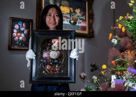 Londres, Royaume-Uni. 7 septembre 2022. Un technicien présente "la vie de fleurs dans un vase en verre avec des insectes et des fruits dans une niche de pierre", par Jan Davidz de Heem (est. £1,0 à 1,5m) à un aperçu d’une collection d’anciens maîtres encore en vie dans les galeries Mayfair de Sotheby. Les œuvres font partie de la vente d'Old Masters qui sera mise aux enchères le 7 décembre. Credit: Stephen Chung / Alamy Live News Banque D'Images