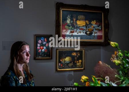 Londres, Royaume-Uni. 7 septembre 2022. Un membre du personnel pose avec (en haut à gauche) "Un article encore en vie avec des fromages, des fruits et des récipients précieux" par Floris Claesz Van Dyck (est. £600k à £800k) à un aperçu d'une collection d'Old Master encore vie aux galeries de Sotheby's Mayfair. Les œuvres font partie de la vente d'Old Masters qui sera mise aux enchères le 7 décembre. Credit: Stephen Chung / Alamy Live News Banque D'Images