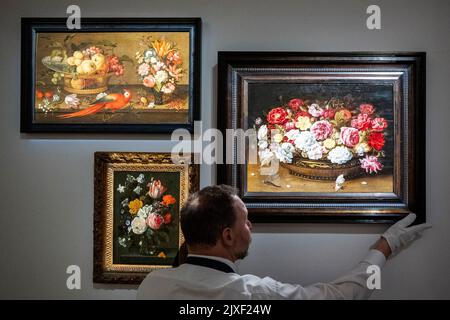 Londres, Royaume-Uni. 7 septembre 2022. Un technicien inspecte « la vie de roses dans un laque oriental et un bol à caniches, sur une corniche avec un papillon et une libellule » par Osias Beert The Elder (est. £200k à £300k) à un aperçu d'une collection d'Old Master encore vie aux galeries de Sotheby's Mayfair. Les œuvres font partie de la vente d'Old Masters qui sera mise aux enchères le 7 décembre. Credit: Stephen Chung / Alamy Live News Banque D'Images