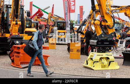 07 septembre 2022, Schleswig-Holstein, Neumünster: Des machines de construction sont exposées dans la zone extérieure du salon NordBau, ouvert jusqu'à 11 septembre. Photo: Markus Scholz/dpa Banque D'Images