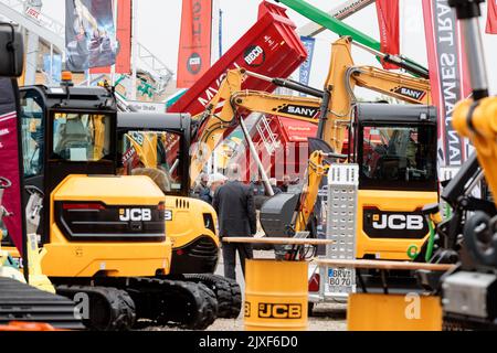07 septembre 2022, Schleswig-Holstein, Neumünster: Des machines de construction sont exposées dans la zone extérieure du salon NordBau, ouvert jusqu'à 11 septembre. Photo: Markus Scholz/dpa Banque D'Images