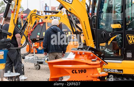 07 septembre 2022, Schleswig-Holstein, Neumünster: Des machines de construction sont exposées dans la zone extérieure du salon NordBau, ouvert jusqu'à 11 septembre. Photo: Markus Scholz/dpa Banque D'Images