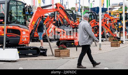 07 septembre 2022, Schleswig-Holstein, Neumünster: Des machines de construction sont exposées dans la zone extérieure du salon NordBau, ouvert jusqu'à 11 septembre. Photo: Markus Scholz/dpa Banque D'Images